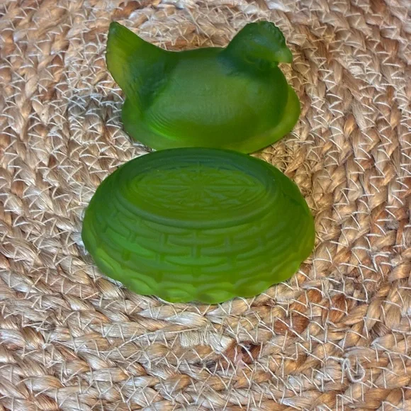 Vintage Westmoreland Satin Green Frosted Glass Hen on Nest - Picture 3 of 4